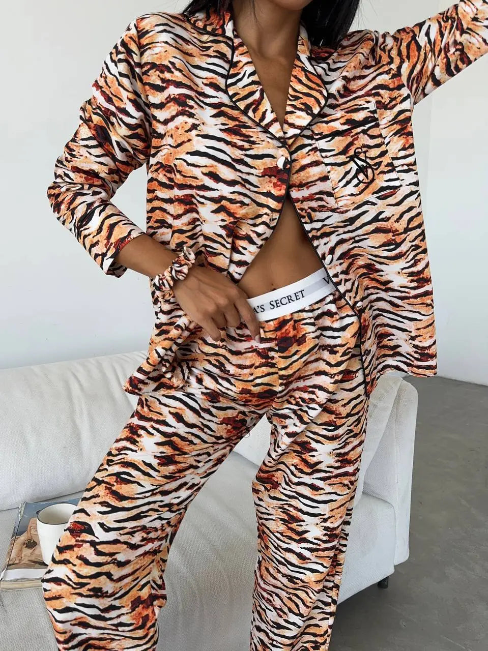 Açık Renk Leopar Desenli Saten Kadın Pijama Takımı – Lessora Grace Koleksiyonu Lessora