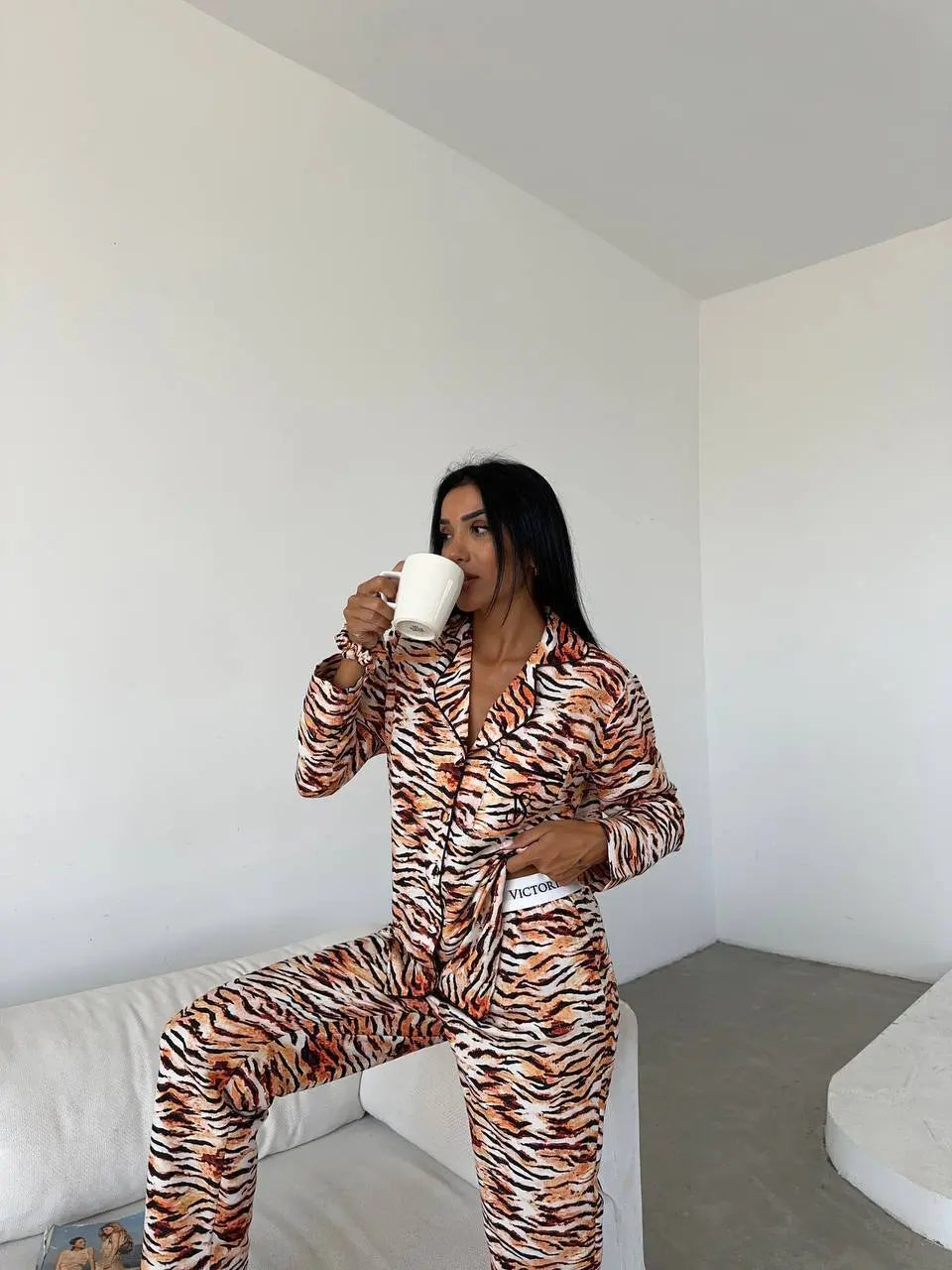 Açık Renk Leopar Desenli Saten Kadın Pijama Takımı – Lessora Grace Koleksiyonu Lessora