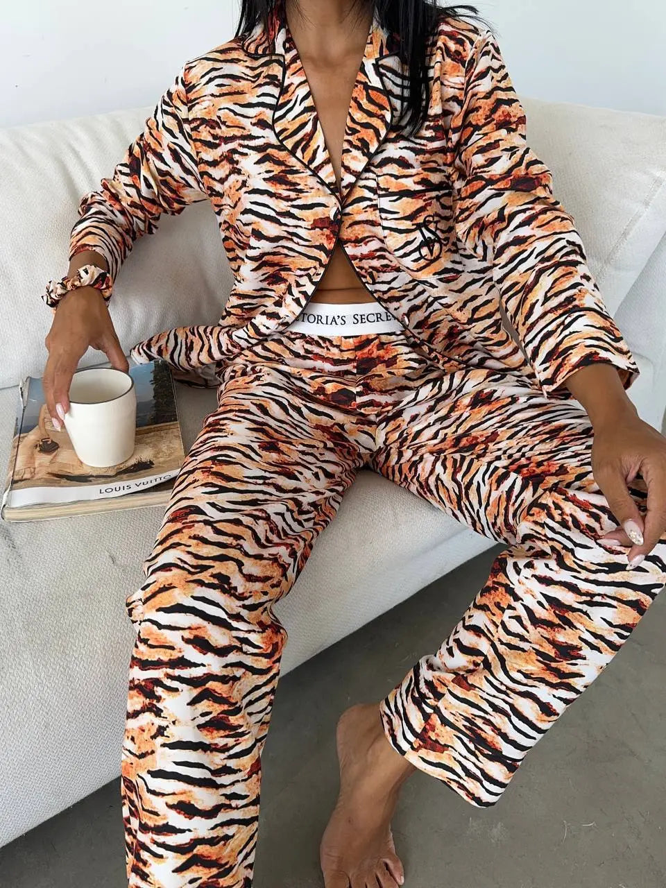 Açık Renk Leopar Desenli Saten Kadın Pijama Takımı – Lessora Grace Koleksiyonu Lessora
