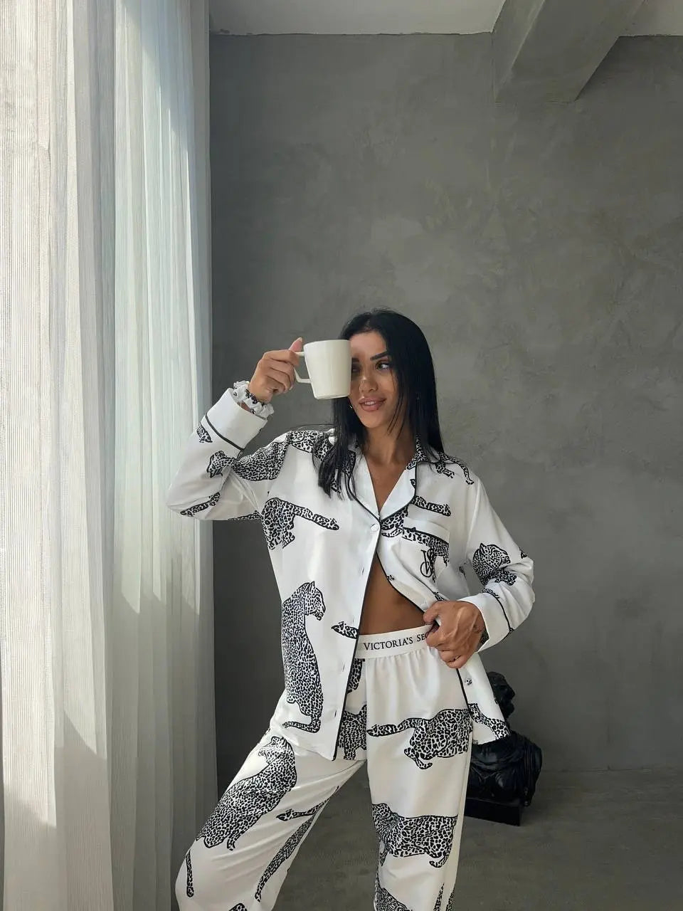 Beyaz Leopar Desenli Saten Kadın Pijama Takımı – Lessora Signature Collection Lessora