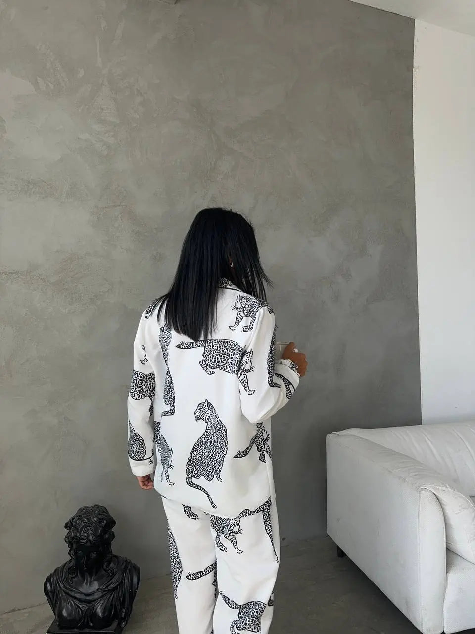 Beyaz Leopar Desenli Saten Kadın Pijama Takımı – Lessora Signature Collection Lessora