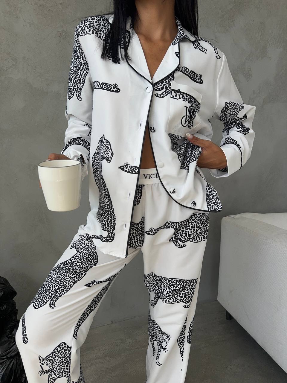 Beyaz Leopar Desenli Saten Kadın Pijama Takımı – Lessora Signature Collection Lessora