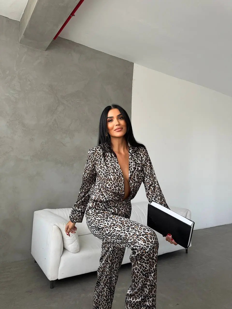 Lessora Leopar Desenli Saten Pijama Takımı – Şık ve Rahat Kadın Ev Giyimi Lessora
