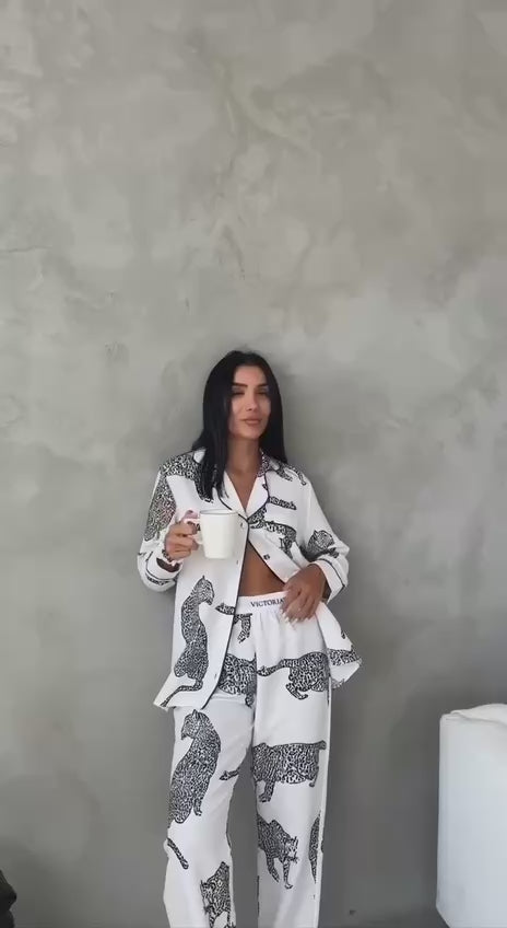 Beyaz Leopar Desenli Saten Kadın Pijama Takımı – Lessora Signature Collection